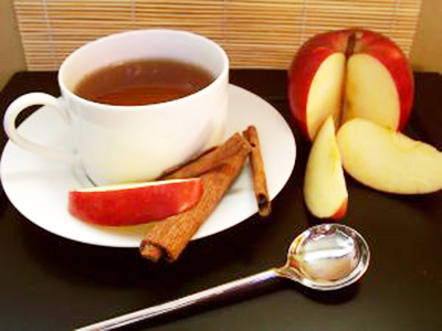 Чай с яблоками и корицей